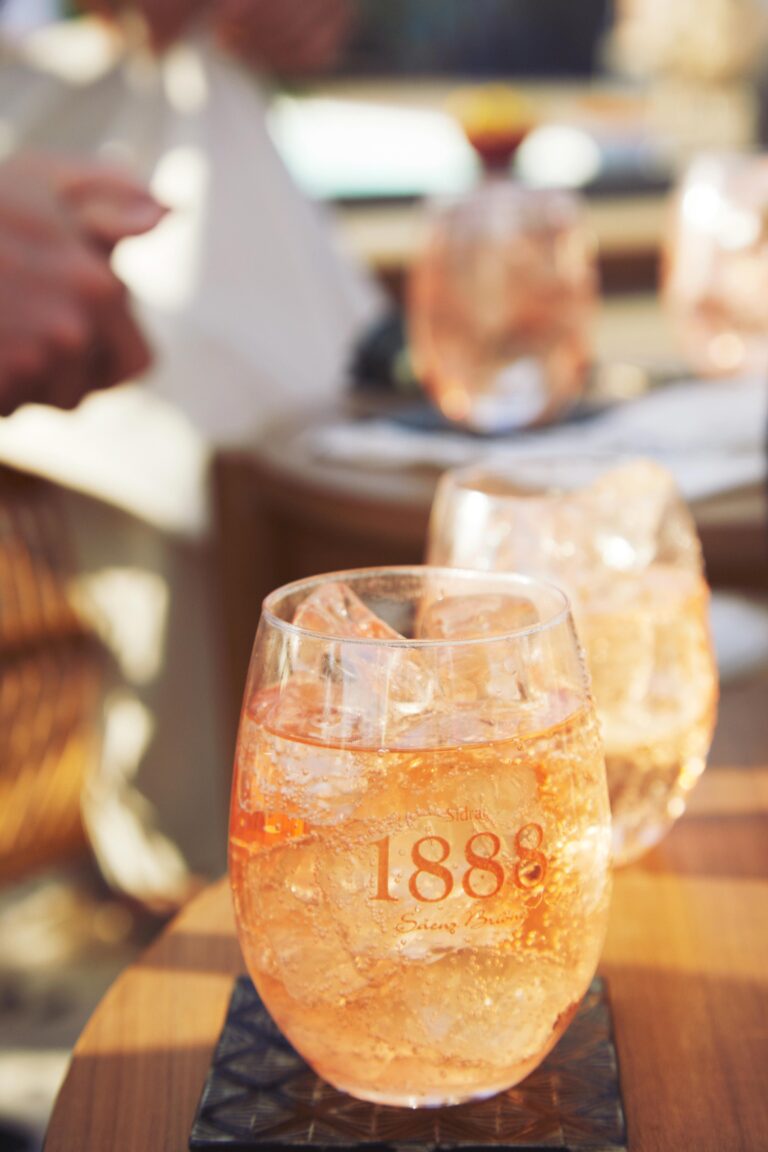 1888 Rosé, la perfecta combinación de manzanas y hibiscus