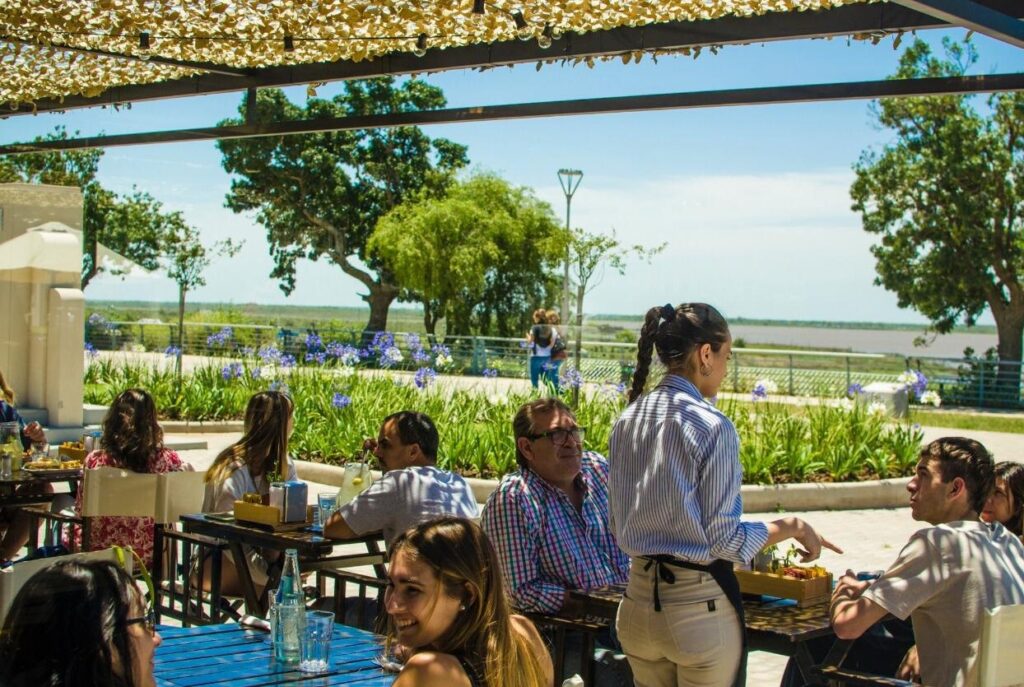 San Nicolás de los Arroyos: vista al río y variedad gastronómica