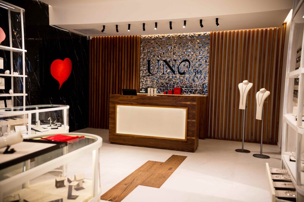 UNOde50 llega a Uruguay con dos tiendas exclusivas