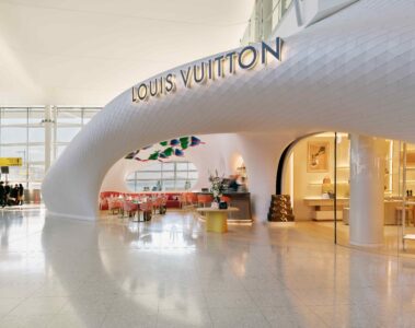 Louis Vuitton abre una nueva tienda y el café en el Aeropuerto de Londres