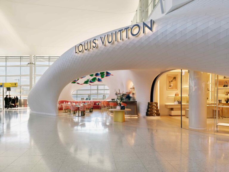 Louis Vuitton abre una nueva tienda y el café en el Aeropuerto de Londres